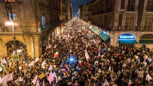 Destekçileri başkent Mexico City sokaklarına dökülerek seçim zaferini kutladı