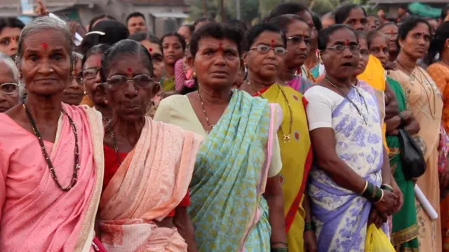 नाणार प्रकल्पाचा विरोध करताना महिला