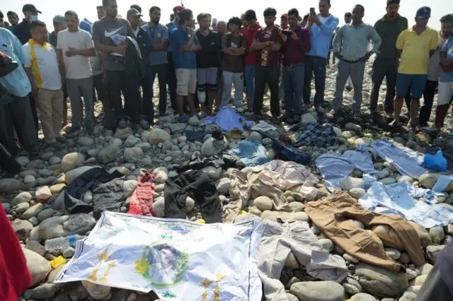 विपिनका व्यक्तिगत सामाग्रीहरू पनि विसर्जन गरिएका छन् जसमा उनको गितार पनि पर्छ