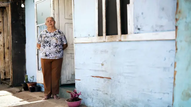 Carmen Noriega, uma mulherboom casino72 anos,boom casinofrente ao seu barracoboom casinomadeira pintadaboom casinoazul