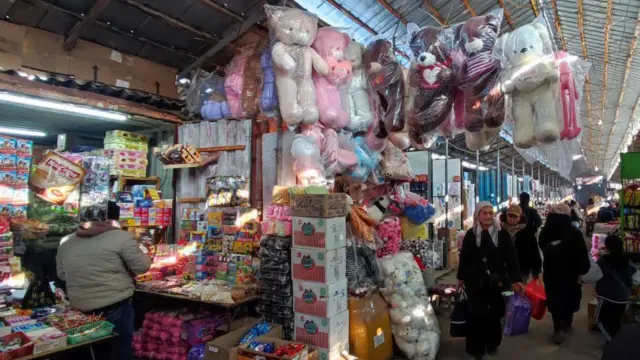 Bozordagi o‘yinchoqlar va odamlar. 