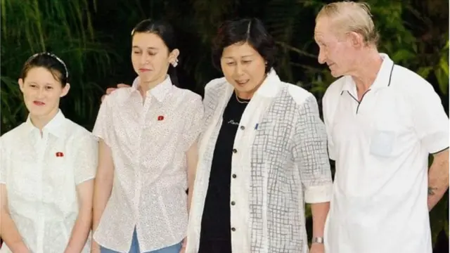 अपनी पत्नी और बेटियों के साथ चार्ल्स जेनिकिंस. यह तस्वीर 2004 की है.