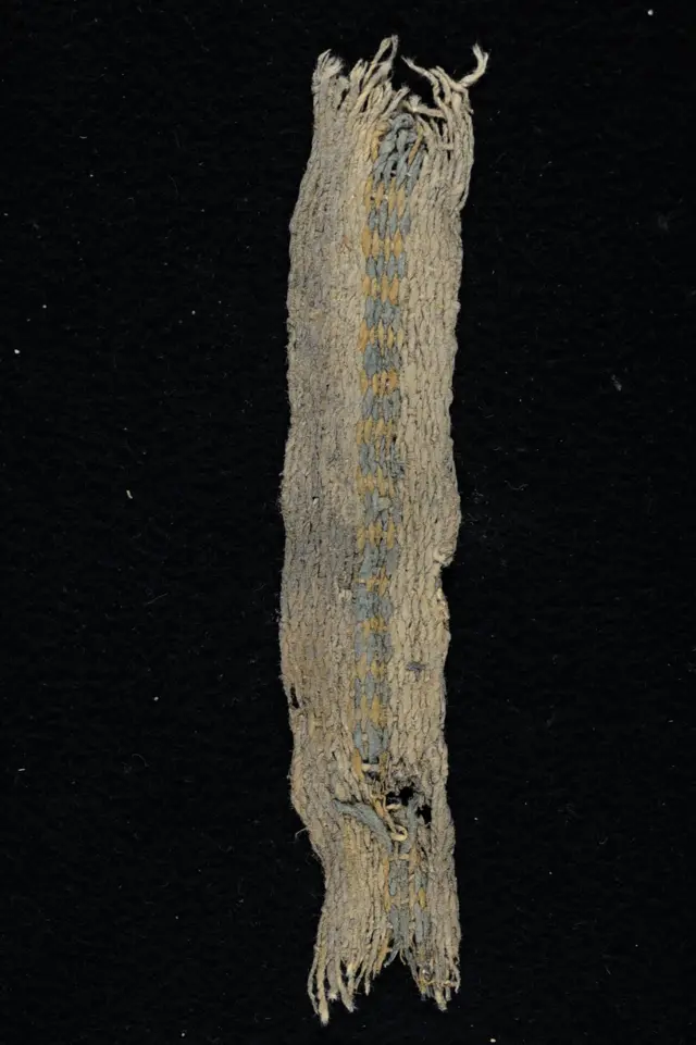 Textil pre cerámico con tinte azul.