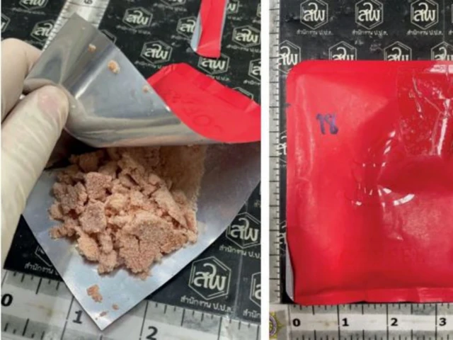 ထိုင်းနိုင်ငံမှာဖမ်းဆီးရမိတဲ့ ဟက်ပီးဝါးတား (Happy Water) မှုန့်ကိုအရည်မဖျော်ခင်မှာ မြင်တွေ့ရတာ ဖြစ်ပါတယ်။ 