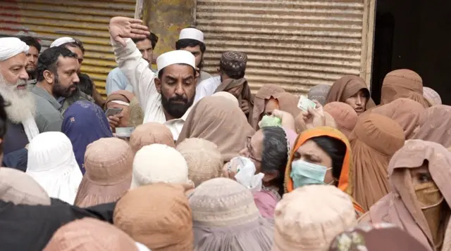 مفت آٹے کے لیے قطاریں