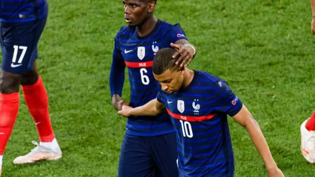 Pogba an ủi Mbappe sau khi đá hỏng quả phạt luân lưu, chấm dứt hy vọng đi tiếp của Pháp ở vòng 16 đội.