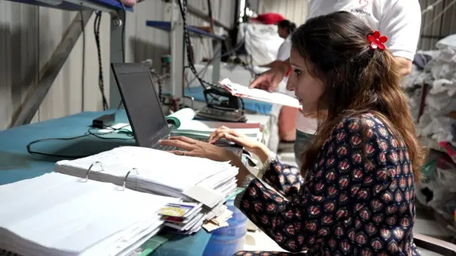 लॉन्ड्री में काम करती अपेक्षा