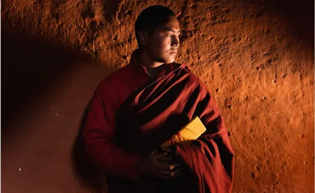 僧人扎西贡嘎表示，当寺庙开始倒塌时，当地社区认为这是因为众佛生气了。