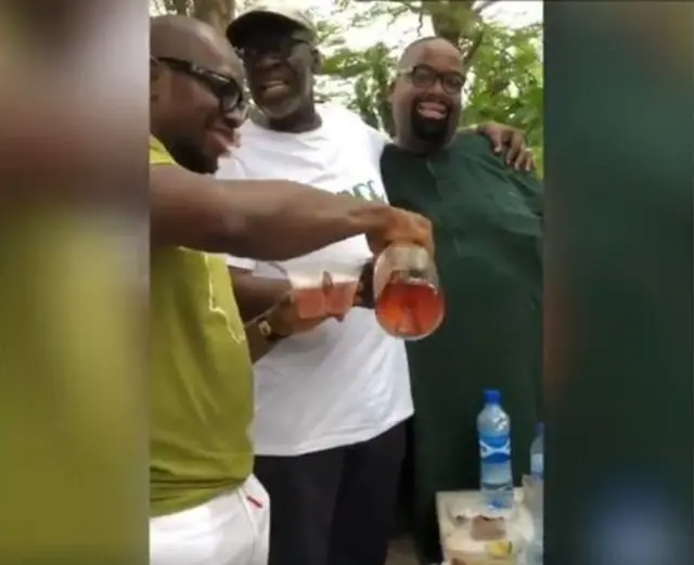 Dele Momodu pẹlu awọn ọrẹ rẹ