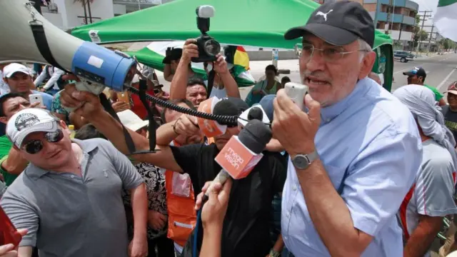 Carlos Mesa habla a gente