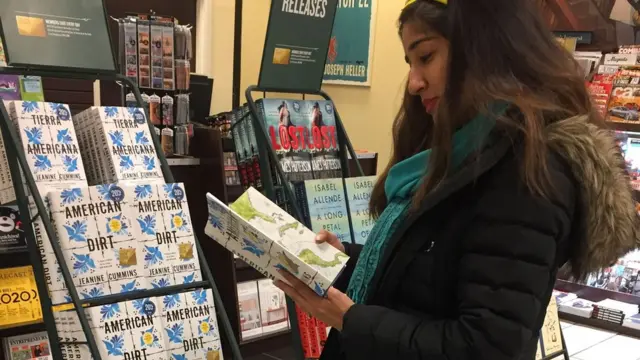 La novela se llama "Tierra Americana" en español.