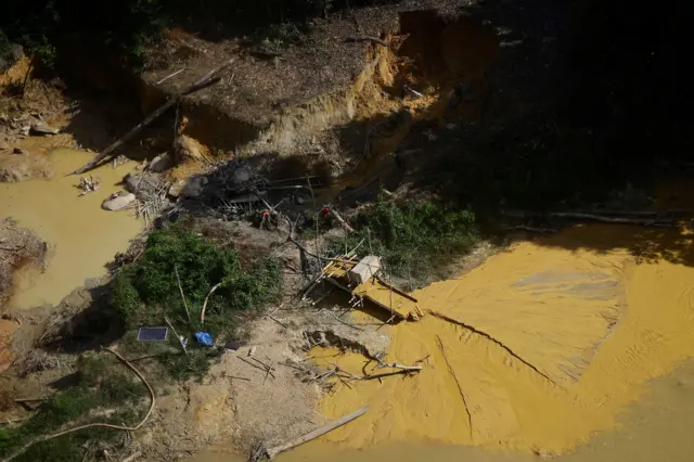 Uma foto aérea de um local de mineração ilegal com poças de água turva que haviam sido usadas para extrair ouro