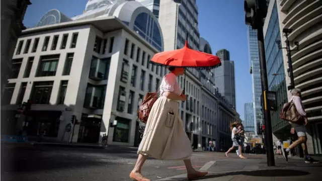 Mujer con una sombrilla en Reino Unido por el calor