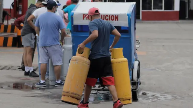 Persona compra gas en el Vallewat betekent 3 fingers upMéxico.