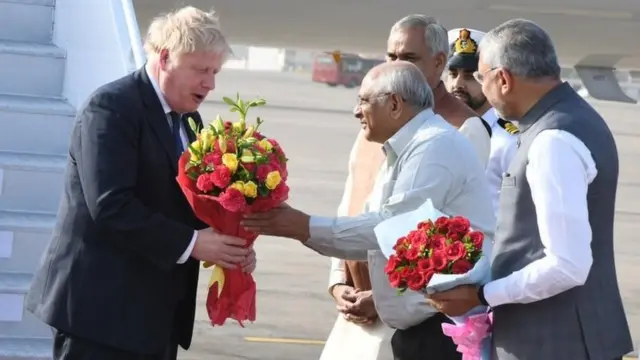 બોરિસ જોન્સનનું ગુજરાતના મુખ્ય મંત્રી ભૂપેન્દ્ર પટેલે ઍરપોર્ટ પર સ્વાગત કર્યું હતું