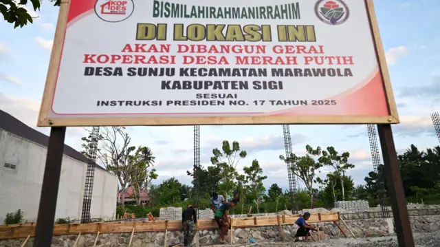 Pekerja membuat rangka pengecoran pada proyek pembangunan gedung Koperasi Merah Putih di Desa Sunju, Sigi, Sulawesi Tengah, Senin (19/1/2026).