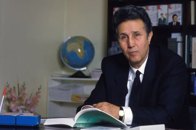 أحمد بن بلة أول رئيس للجزائر المستقلة في جنيف بسويسرا في صورة يرجع تاريخها لـ 30 أكتوبر 1986