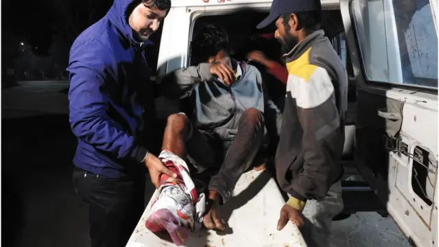 घाइते भएका नरेश सुनारलाई अस्पतालमा लगिँदै