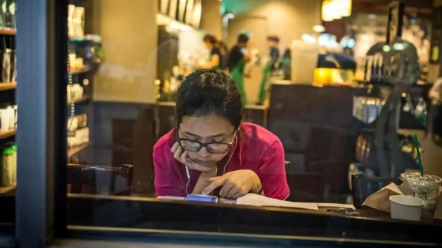 Некоторые люди постоянно ощущают необходимость отслеживать с помощью смартфона возможные угрозы или политические новости