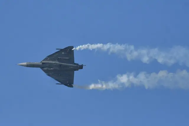 துபை விமானக் கண்காட்சியில் கீழே விழுந்து நொறுங்கிய தேஜஸ் போர் விமானம் - என்ன நடந்தது?