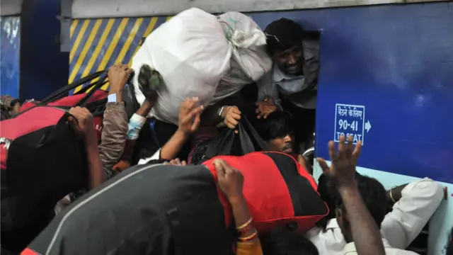 రైలు ప్రయాణికులు