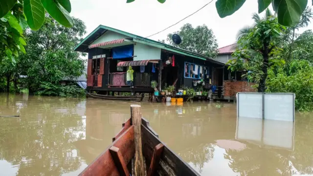 ရေကြီးရေလျှံမှုကြောင့် လူပေါင်းသောင်းချီ အိုးအိမ်စွန့်ခွာ