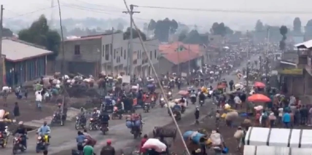 Ishusho yerekana abantu bagenda n'amaguru mw'ibarabara n'utwabo ku mutwe 