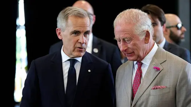 El primer ministro de Canadá, Mark Carney, junto al rey Carlos III.
