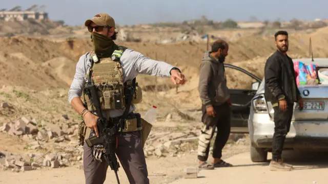 متعاقدون أمريكيون يتولون تفتيش المركبات والعائدين إلى شمال قطاع غزة 