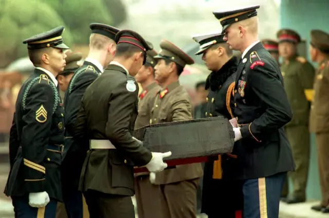 1993년 11월 30일 판문점에서 북한군이 유엔군에 미국군 유해를 전달하고 있다