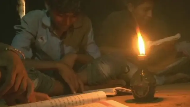 Awọn to n kawe ninu okunkun pẹlu abẹla