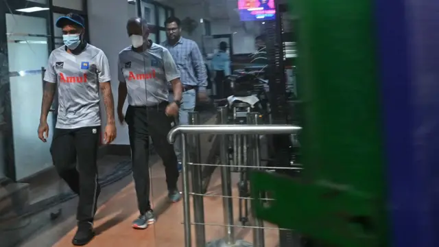 স্টেডিয়ামে এসে মাস্ক পরেই প্র্যাকটিসে যাচ্ছেন শ্রীলঙ্কার ক্রিকেটাররা