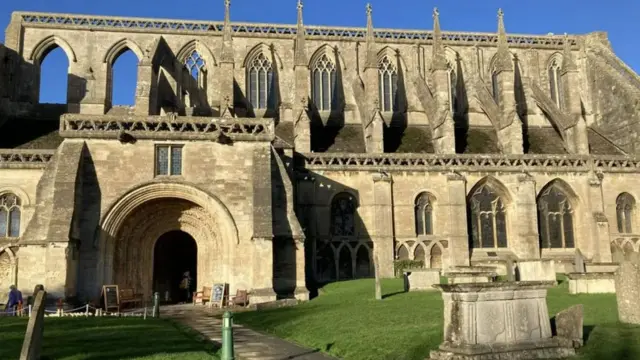 या इमारतीचा वरचा भाग जॉन ऑफ टिनटर्नच्या काळात बांधला गेला होता 