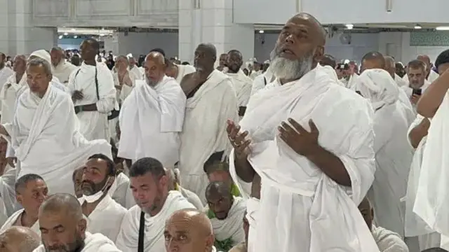 हज के लिए तयशुदा लिबास पहनना होता है.