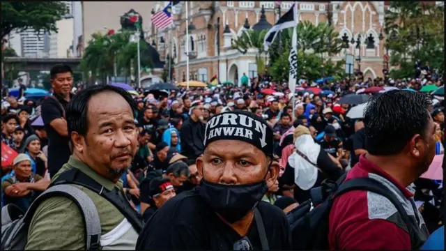 20,000 oo mudaaharaadayaal ah oo ka cabanaya sare u kaca maciishadda
