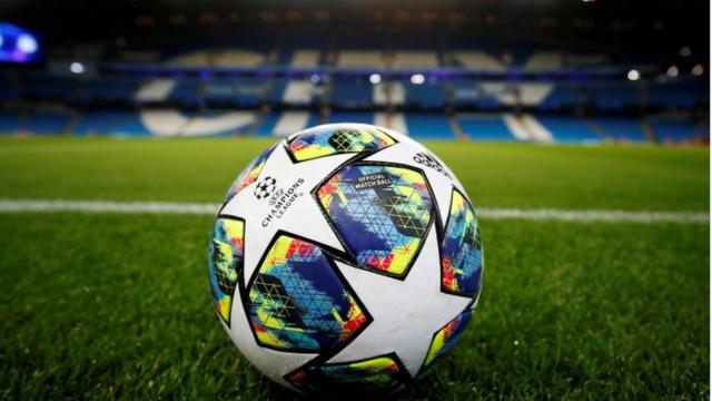 Un balón en el estadio del Manchester City