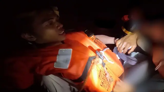 لقطة مأخوذة من مقطع مصور نشره الحوثيون يظهر أحد أفراد طاقم سفينة هاجمتها الجماعة وأغرقتها في البحر الأحمر
