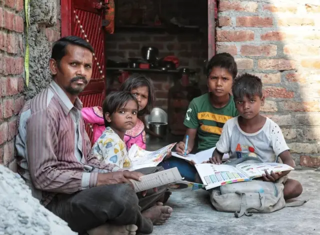 Le père de Rolly, Harnarayan Prajapati, avec quatre des cinq enfants qui lui restent.