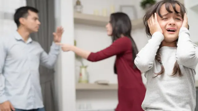 niña llorando, familia discutiendo