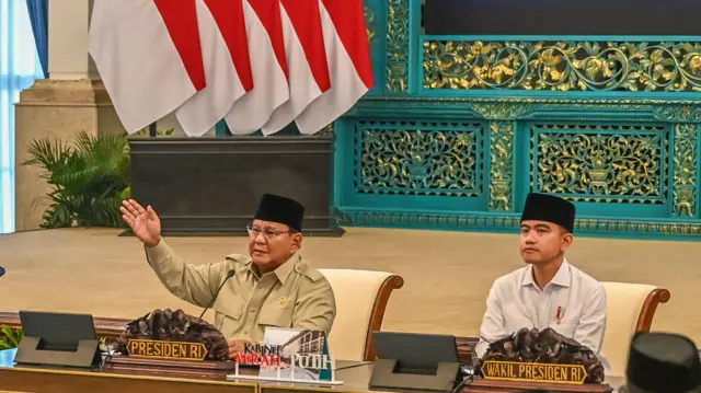 Presiden Prabowo Subianto (kiri) dan Wakil Presiden Gibran Rakabuming Raka (kanan) memimpin Sidang Kabinet Paripurna di Istana Negara, Jakarta, Jumat (13/3/2026). 