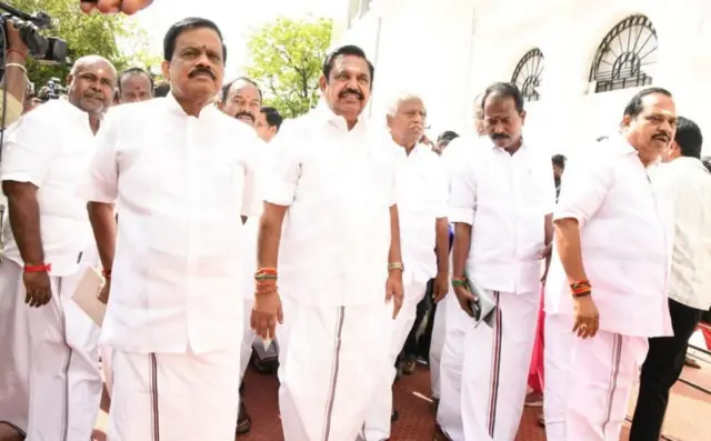 சட்டப்பேரவையில் பதவியேற்பதற்காக சென்ற எடப்பாடி பழனிசாமி
