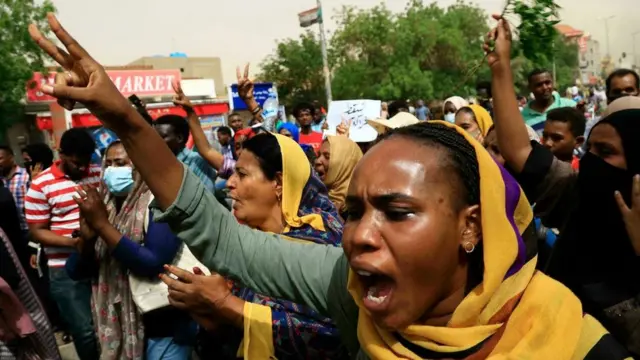 متظاهرون في السودان