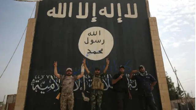 Iraqi soldiers dey jubilate after dem collect city of Al-Qaim from IS