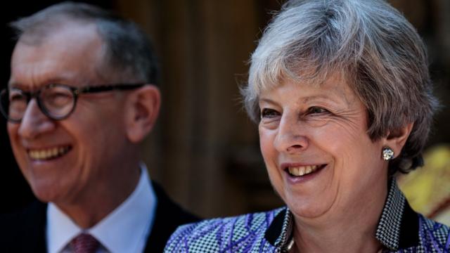 特蕾莎‧梅的多名内阁成员据报都反对她的计划，容许华为有限度参加英国的5G网络建设。