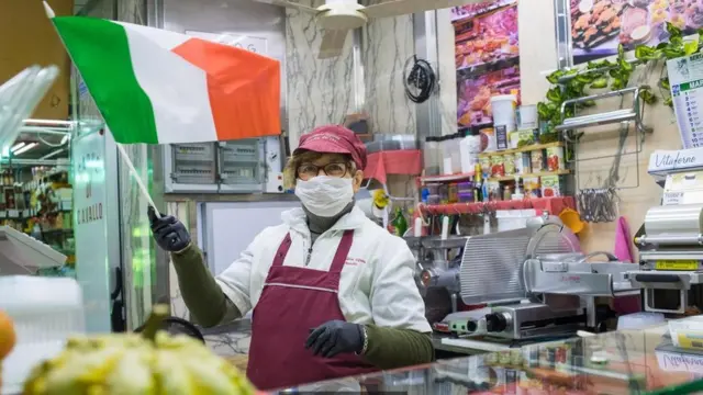 شخص يقف في مطبخ