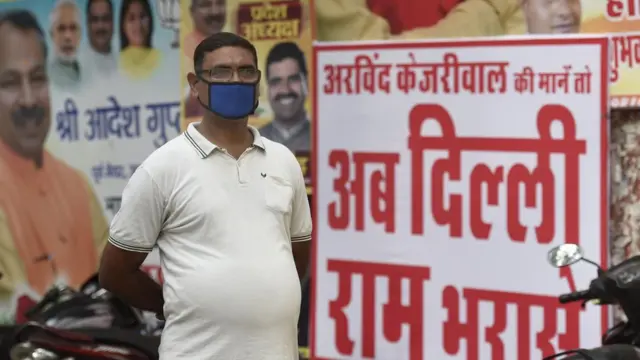 শহরে পোস্টার পড়েছে : "কেজরিওয়ালের কথা শুনলে ঈশ্বর ছাড়া কেউ দিল্লিকে বাঁচাতে পারবে না"