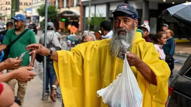 Hombre distribuye comida en Texas