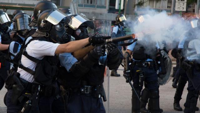 防暴警察在香港黄大仙朝示威者发射催泪弹（5/8/2019）