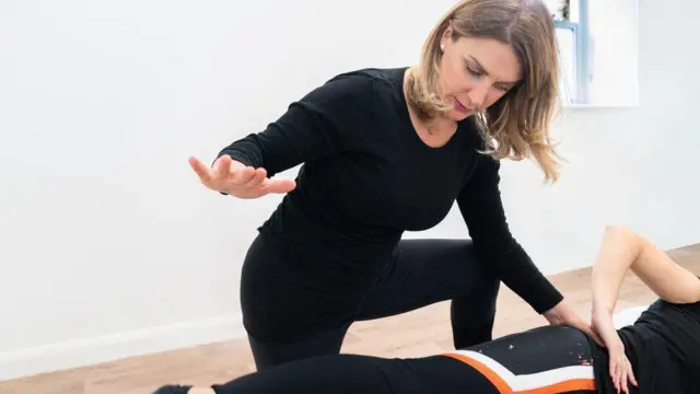 एस्थर फॉक्स म्हणतात की लोकं अजूनही मानवी प्रशिक्षकाला चांगल्या प्रकारे प्रतिसाद देतात.