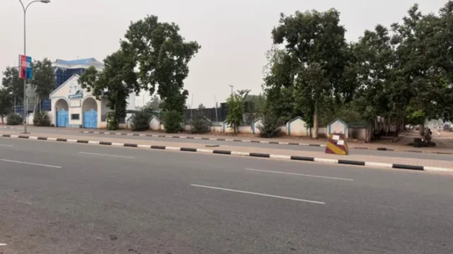 Awọn ile to wa lopopona ati igi niluu Abuja